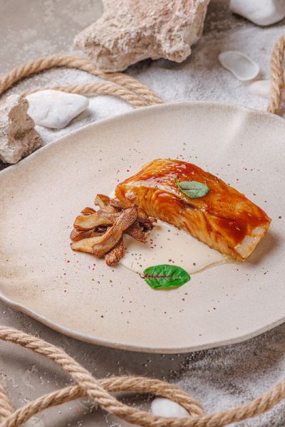 Черный Треска с соусом белый перец и хрустящими вешенками