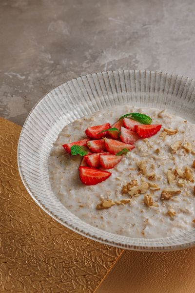 Овсяная каша с орехами клубникой